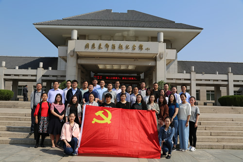 缅怀革命先辈 争做合格党员 开发区工委组织党员团员参观周邓纪念馆(图1)