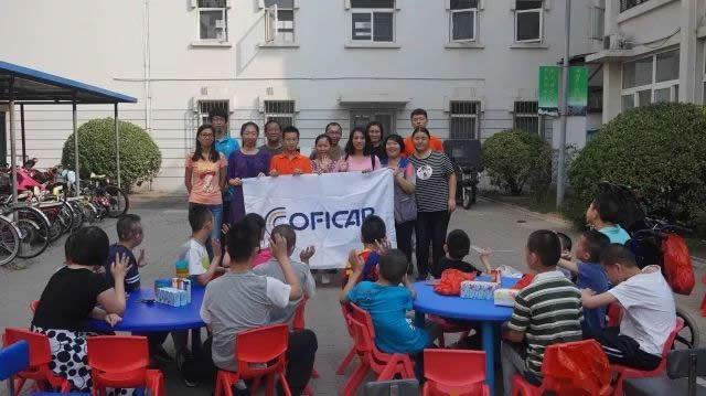 科斐凯博慰问福利院儿童(图1)