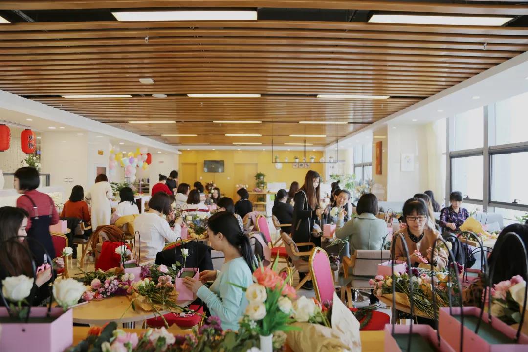 女神节快乐！开发区工会、妇联联合开展插花艺术课堂(图3)