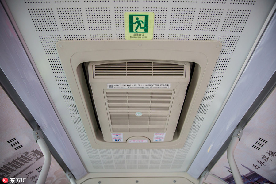 10 electric \Chinese red\ buses hit the roads in central Beijing(图2)