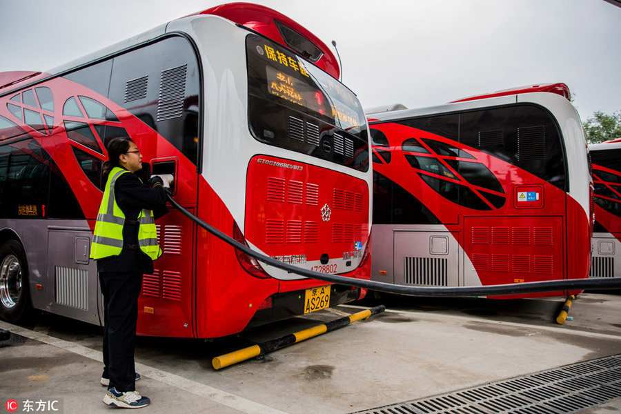 10 electric \Chinese red\ buses hit the roads in central Beijing(图5)