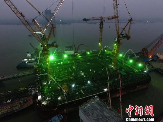 Record set for China\s largest concrete pour during east China bridge project(图1)