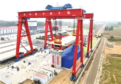 津兴铁路首榀箱梁成功架设（图）(图1)