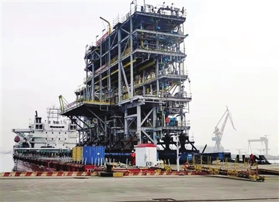 天津港首批大型海工模块出运（图）(图1)