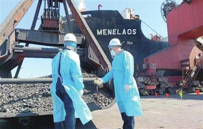 天津港迎今年最大吨位锰矿船（图）(图1)