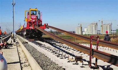 京滨铁路全线铺轨贯通（图）(图1)