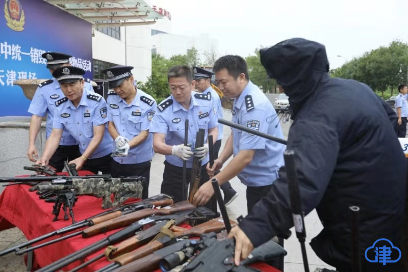 净化社会环境 公安部门统一销毁枪爆物品(图1)