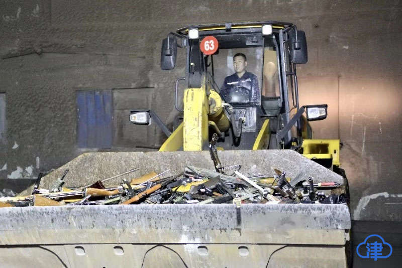 净化社会环境 公安部门统一销毁枪爆物品(图3)