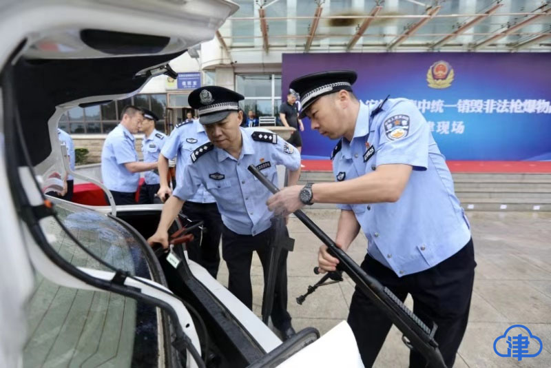 净化社会环境 公安部门统一销毁枪爆物品(图2)