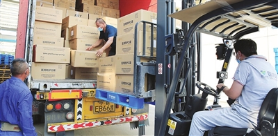 星夜兼程奔赴战“疫”一线（图）(图1)