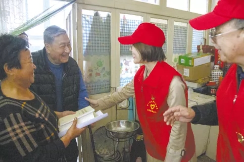 武清：为老党员送书到家确保不掉队(图1)