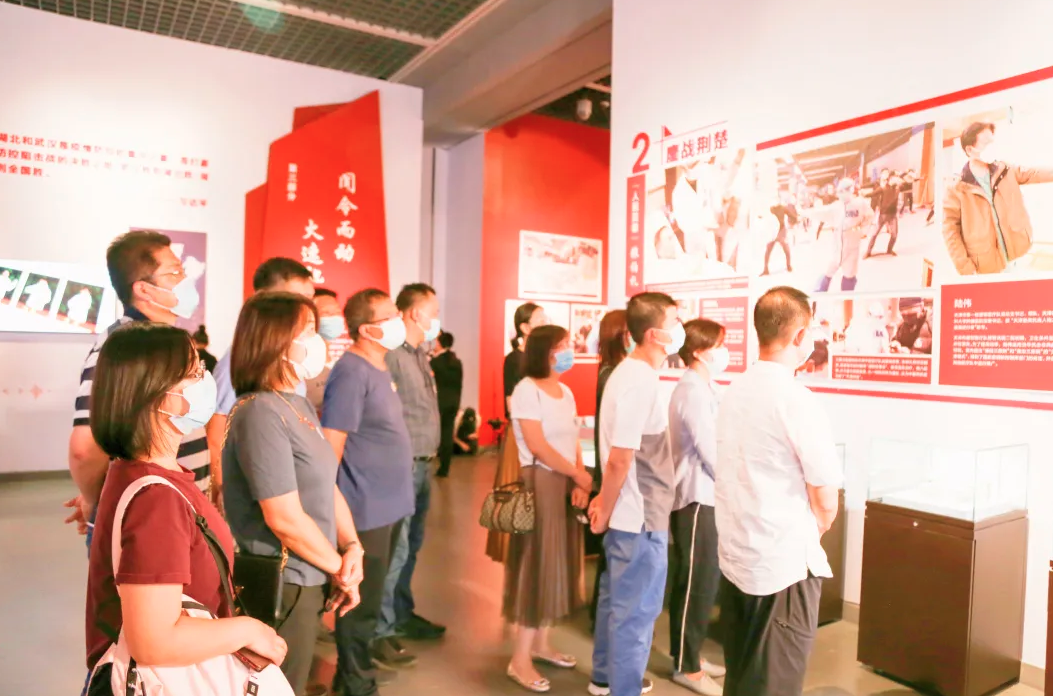 武清开发区工委组织参观“人民至上——天津市抗击新冠肺炎疫情纪实展”（附视频）(图2)