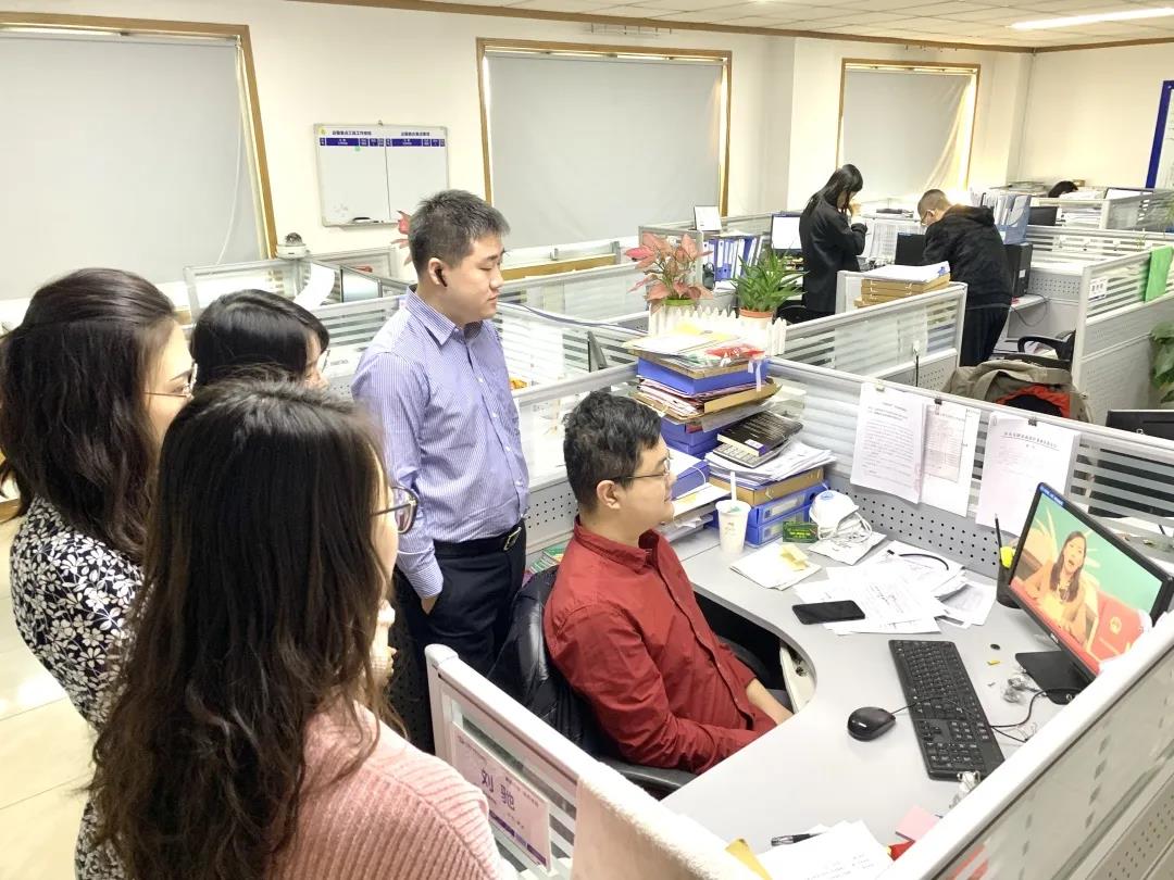 武清开发区组织干部员工观看“话说宪法” 直播活动(图1)