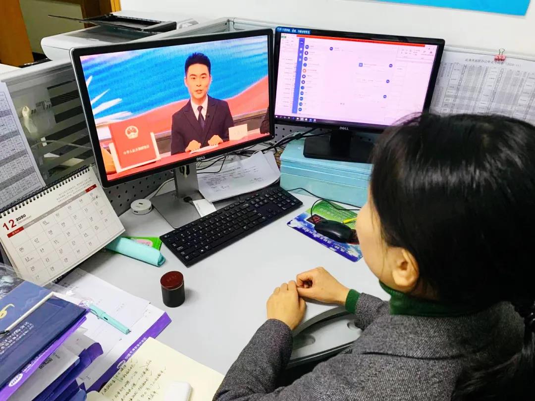 武清开发区组织干部员工观看“话说宪法” 直播活动(图4)