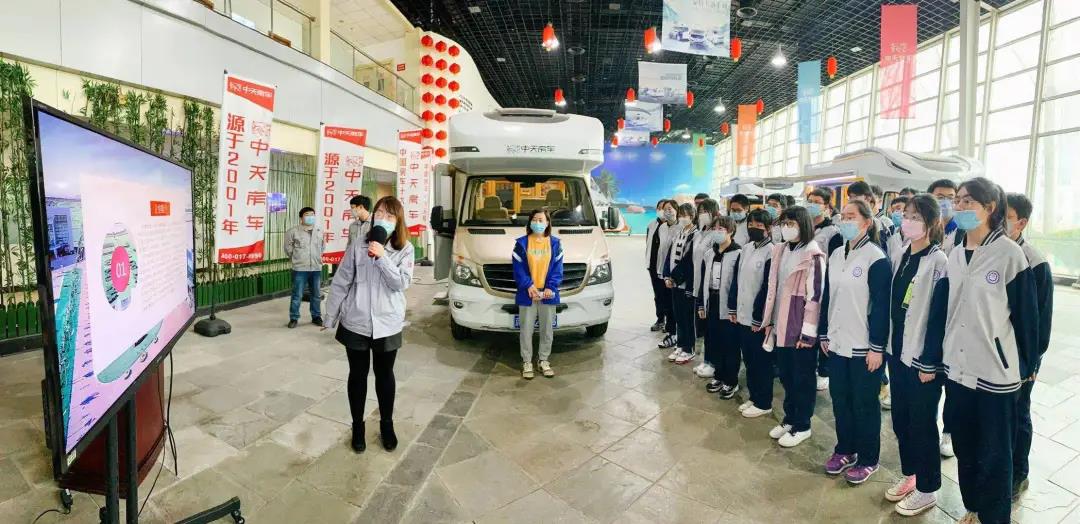 感受科技创新魅力｜杨村三中学生走进中天特车感悟创造之美(图1)