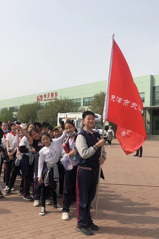 体验创新文化 感受科技魅力 | 杨村十六小学生到开发区企业参观学习(图2)