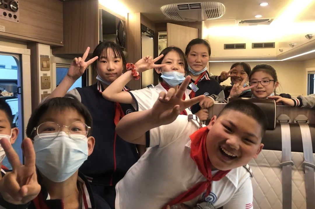 体验创新文化 感受科技魅力 | 杨村十六小学生到开发区企业参观学习(图1)