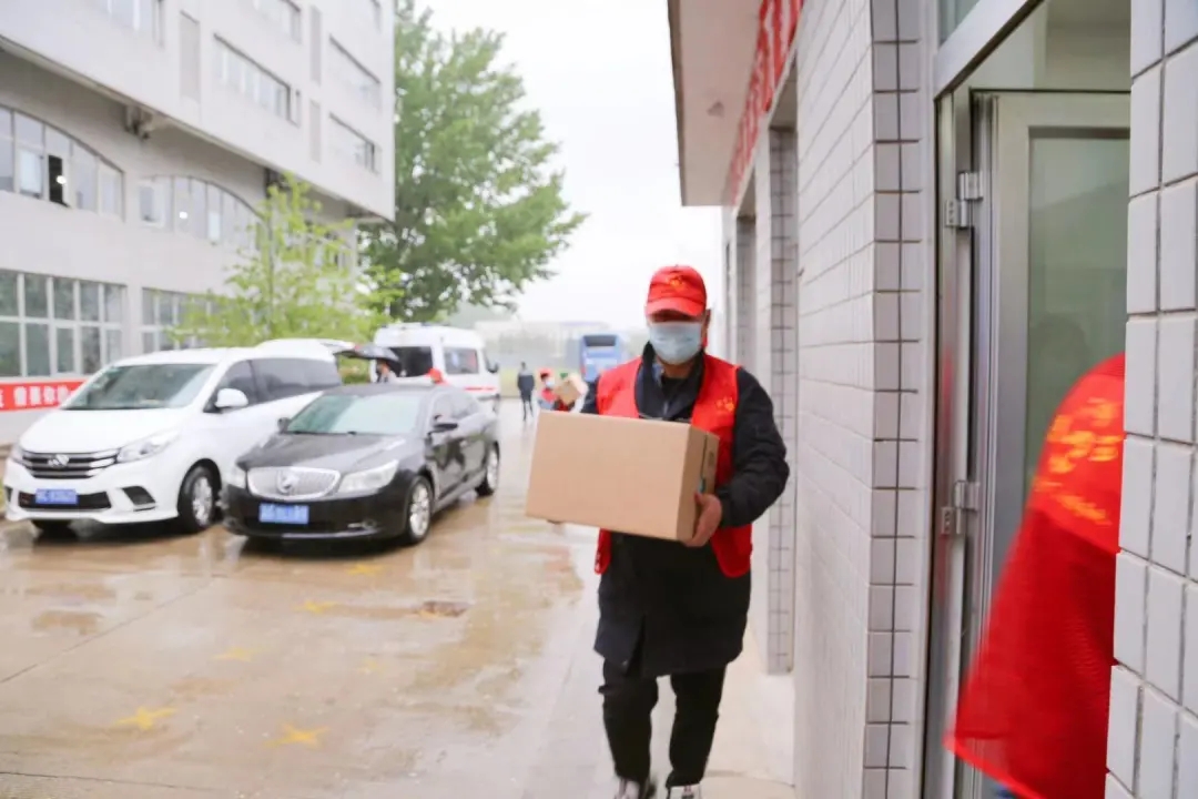 携手共筑免疫屏障 | 天津伊利到武清开发区疫苗接种点开展志愿服务(图2)