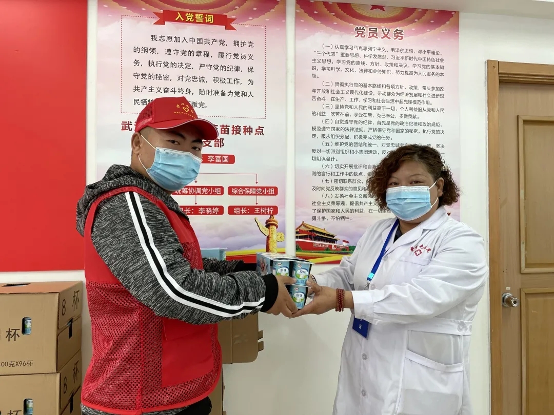 携手共筑免疫屏障 | 天津伊利到武清开发区疫苗接种点开展志愿服务(图4)