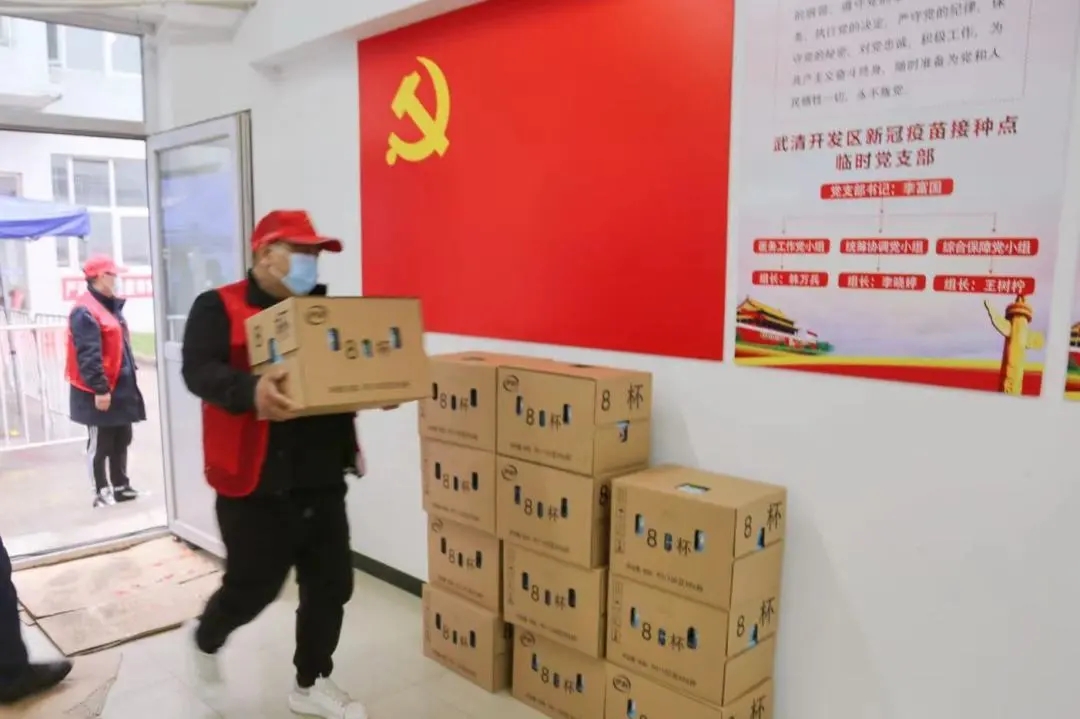 携手共筑免疫屏障 | 天津伊利到武清开发区疫苗接种点开展志愿服务(图3)