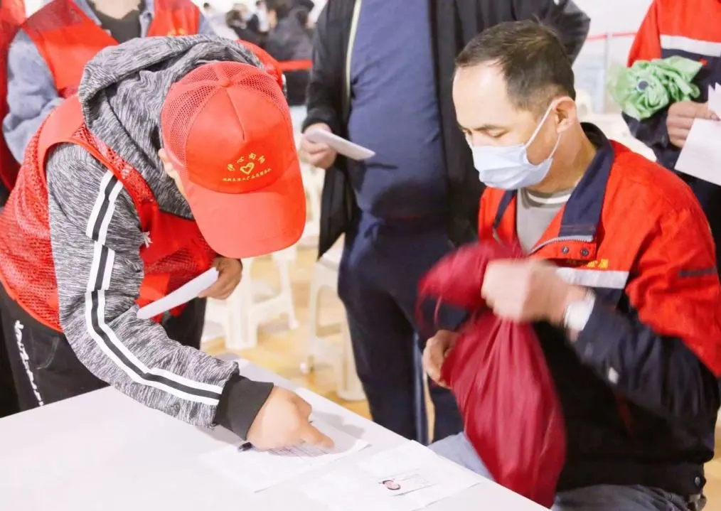 携手共筑免疫屏障 | 天津伊利到武清开发区疫苗接种点开展志愿服务(图9)