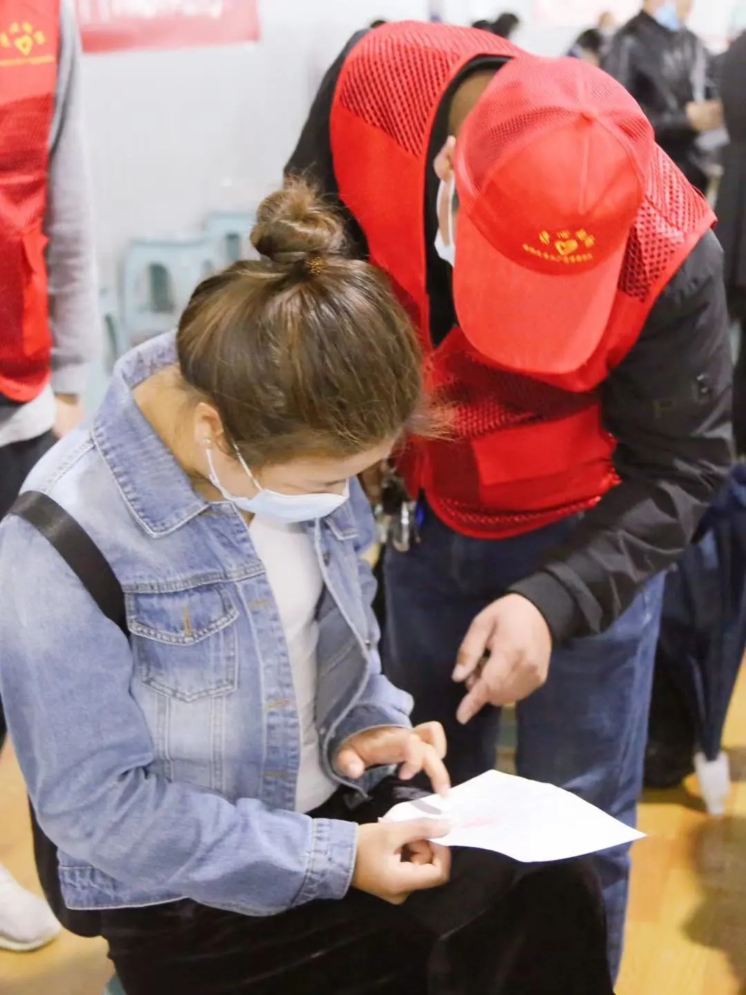 携手共筑免疫屏障 | 天津伊利到武清开发区疫苗接种点开展志愿服务(图8)