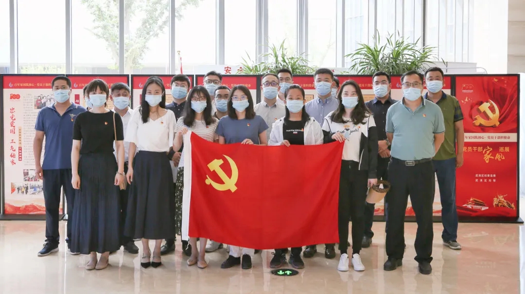 百年家国践初心·党员干部担使命 | 武清开发区组织参观党员干部家风巡展(图5)