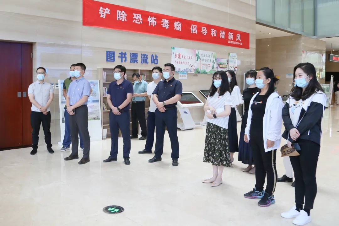 百年家国践初心·党员干部担使命 | 武清开发区组织参观党员干部家风巡展(图2)