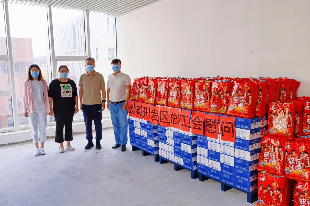 致敬“幕后战士”！武清开发区总工会赴企业慰问核酸检测工作人员(图2)