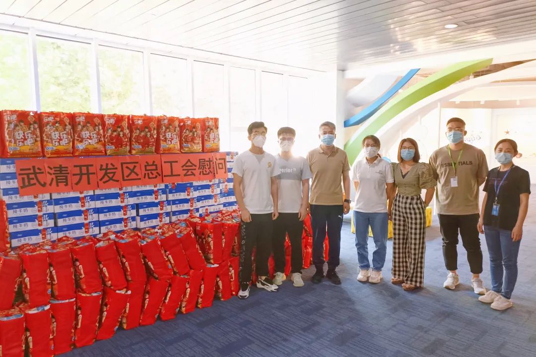 致敬“幕后战士”！武清开发区总工会赴企业慰问核酸检测工作人员(图3)