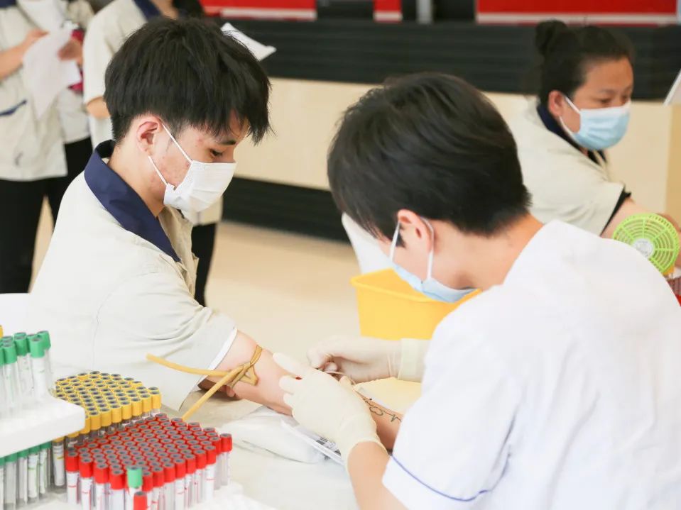 【迎盛会、铸忠诚、强担当、创业绩】千人体检拉开帷幕 为职工撑起“健康保护伞”(图3)