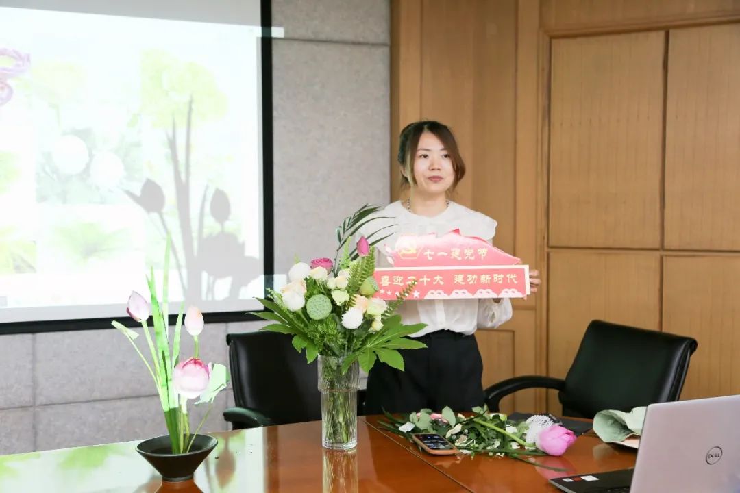 最美花儿献给党!(图1)