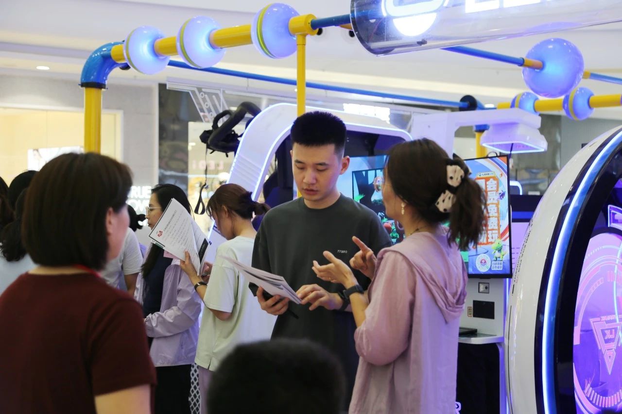 人才夜市火热开市 企业与人才“双向奔赴”！(图1)