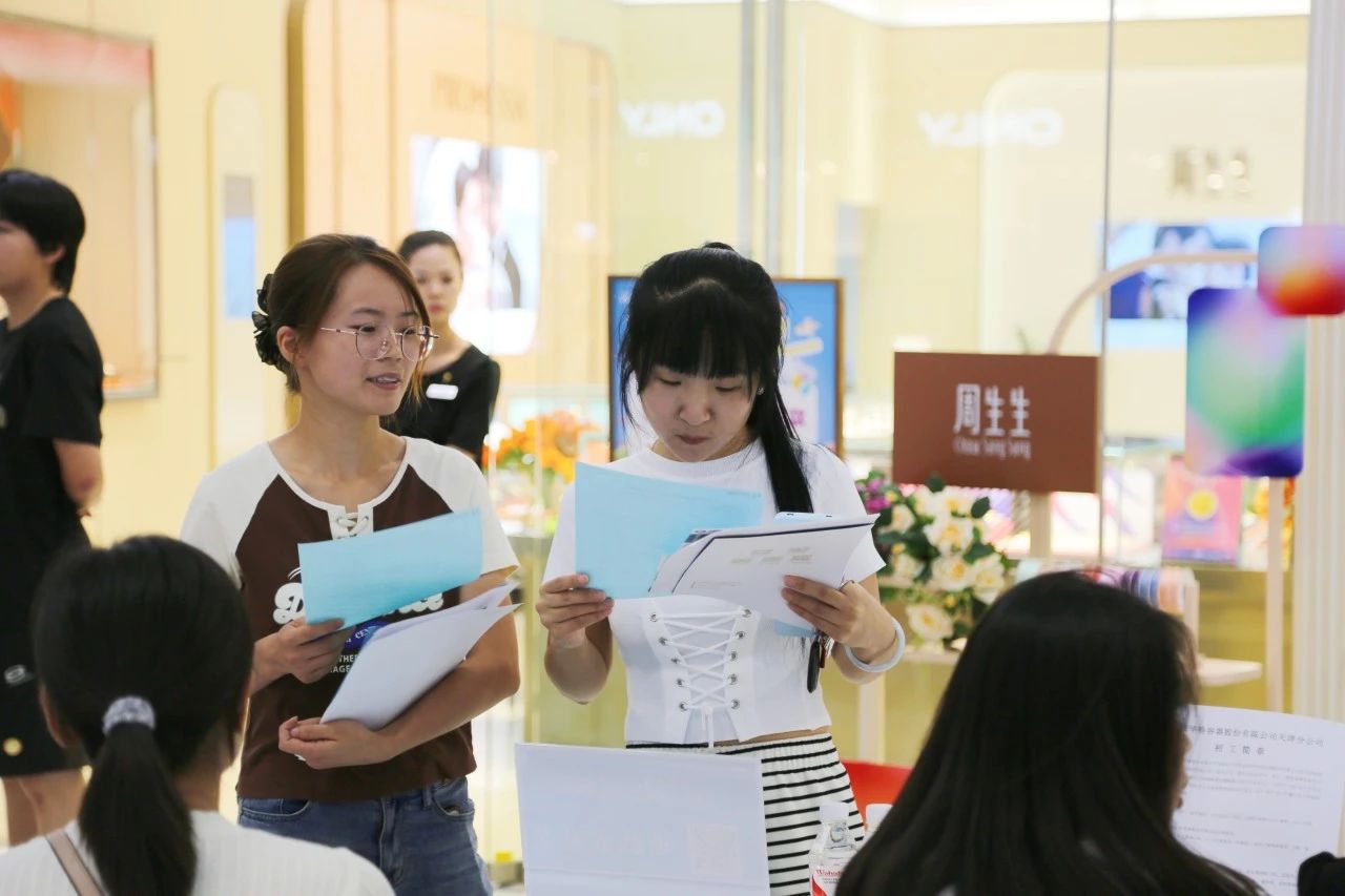 人才夜市火热开市 企业与人才“双向奔赴”！(图2)