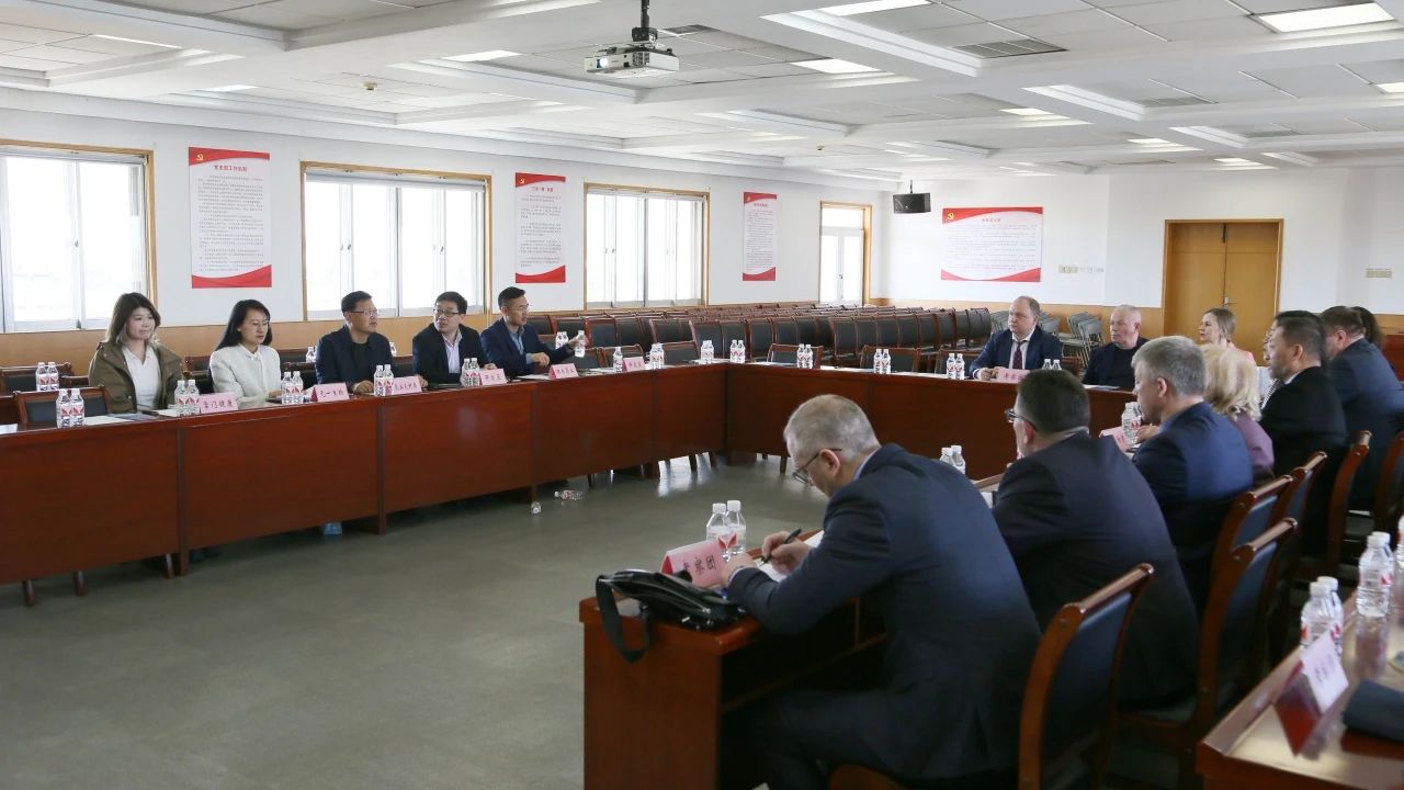 俄罗斯生物科技商务考察团走进武清开发区(图5)