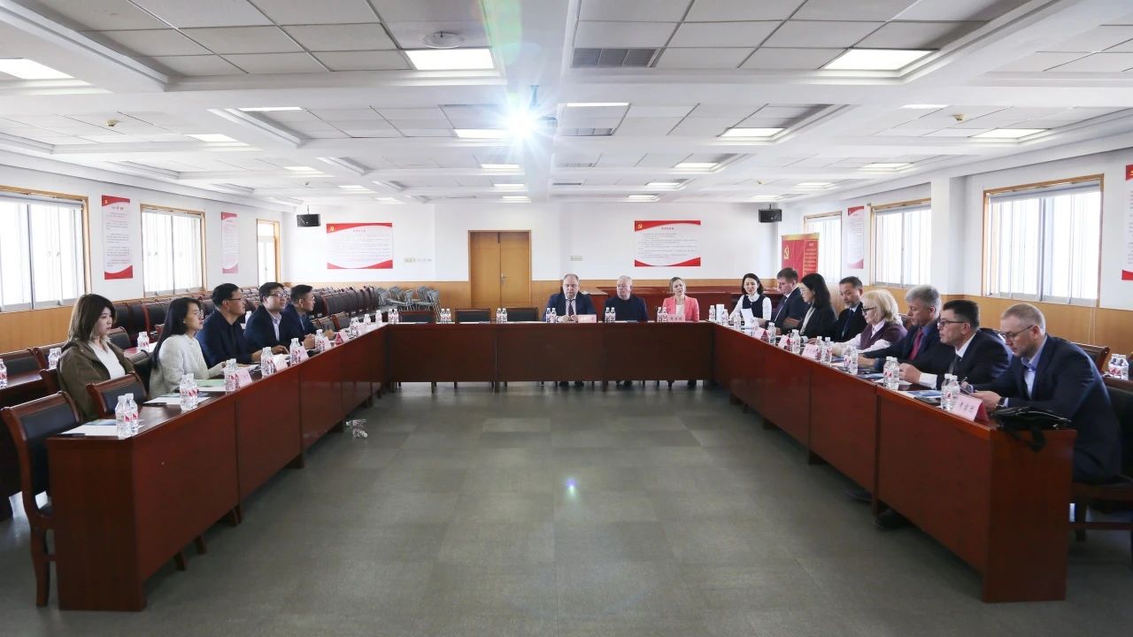 俄罗斯生物科技商务考察团走进武清开发区(图1)